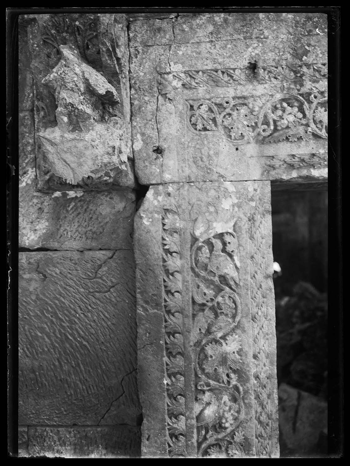 Détail de l'encadrement sculpté d'une porte de l'église